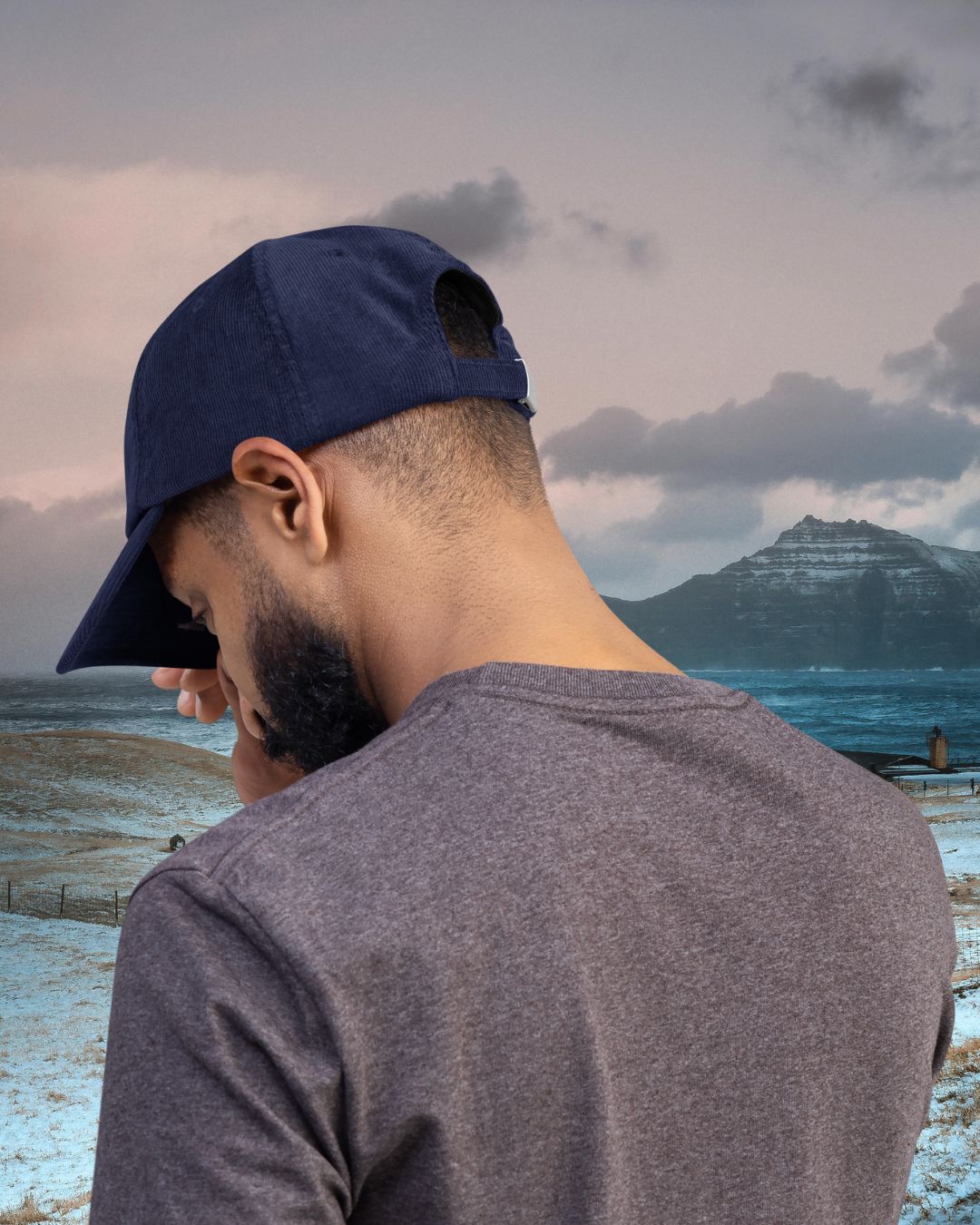 Cord Cap Deep Fjord – Rückenansicht vor winterlicher Küstenlandschaft